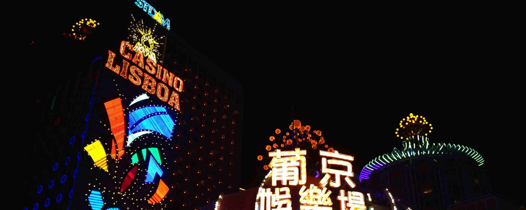 宽幅裁切的资讯场景照片，作为资讯三列区块的引导图